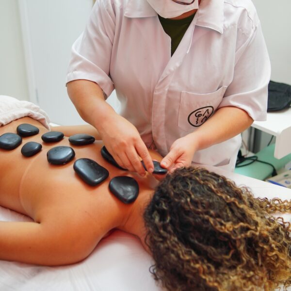 Massagem com Pedras Quentes